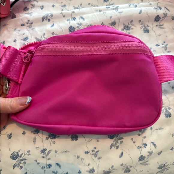 Hot pink Lululemon belt bag used once perfect condition - Picture 2 of 4